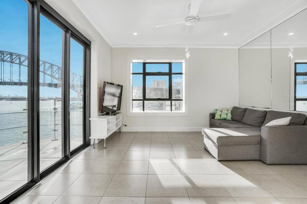 Iconic Harbour Bridge Views Apartment Sydney Exterior photo